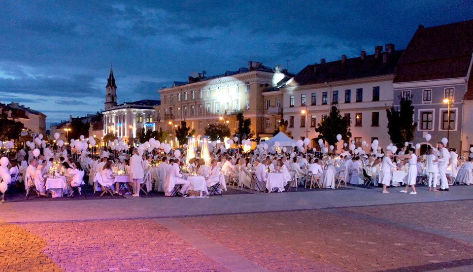 Šimtus dalyvių sutraukė renginys „Vakarienė baltai“ Vilniuje