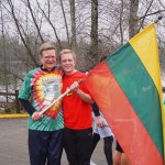 Simboliškame bėgime „Gyvybės ir mirties keliu“ dalyvavo ir Portlande šiuo metu apsigyvenęs dr. Eugenijus Urnežius (kairėje) su sūnumi Kostu.