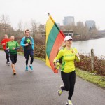 Kvietimą prisijungti prie Vilniuje rengiamo bėgimo dalyvių priėmė Inga Sadaunikaitė-Kozhevnikov (su vėliava). Ji subūrė lietuvių grupę ir už Atlanto.
