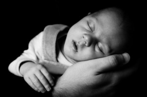 sleeping_baby_on_a_hand_199952