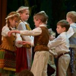 Jauniausi Sietlo apylinkių šokėjai priklauso vaikų grupei „Linas“ ir vyresnėlių kolektyvui „Labas“