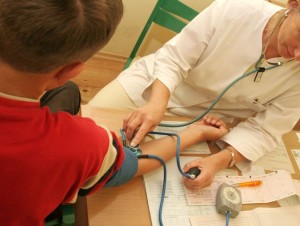 mokiniu-sveikatos-patikrinimo-metu-gydytoja-ivertina-ir-kraujo-spaudima-521deaf3f0544-44731