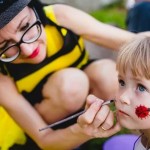 Raganėlė Pipirina, pasivertusi Bitute, atlėkė pasveikinti Amelijos ir Patricijos gimtadienio proga