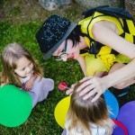 Raganėlė Pipirina, pasivertusi Bitute, atlėkė pasveikinti Amelijos ir Patricijos gimtadienio proga