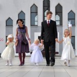 Mūsų giminės merginos. Turiu daug krikšto vaikų, bet niekada nejaučiau to, ką patyriau krikštydama šitą mergaitę, kuri šypsosi priešais mus su vyru... Pasirodo, ir būti krikšto tėvais dar reikia subręsti.