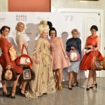 Su Madam Pompadur, atvykusia iš amžių glūdumos pasižiūrėti „RasaRoze“ rankinių pristatymo