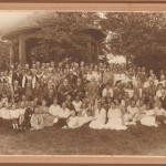 Jonas Jablonskis su bičiuliais ir kurorto svečiais 1924 06 24 Palangoje, minint 25-ąsias pirmojo lietuviško spektaklio „Amerika pirtyje“ pastatymo metines