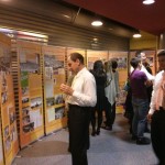 Parodą apžiūri šventės dalyviai, svečiai.