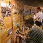 Parodą apžiūri šventės dalyviai, svečiai.