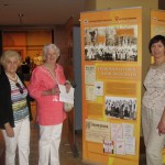 Parodą apžiūrėjo iš Niujorko į dainų šventę atvykusios Vida Jankauskienė (k.) su drauge. Dešinėje – teksto autorė.