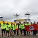 2015 m. „Hood to Coast“ maratone dalyvavę „Lituanicos“ bėgikai ir savanoriai (iš kairės): Kantautas Žalpys, Javier Avilla, Romanas Zontovičius, Millana Momgaudytė-Koroteev, komandos kapitonė Inga Sadaunikaitė-Kozhevnikov, Rytis Umbrasas, Svetlana Fabbro, Rima Bačkienė, Andrey Kozhevnikov, Rolandas Bačkys, Giedrė, Vilmantas ir Agnė Babarskai bei David Ponce.