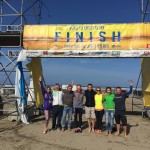 Per 28 val. 24 min. 3 sek. 198 mylių atstumą sukorusio „Lituanicos“ dvyliktuko gretose išsiskyrė orientacinio sporto meistrai Rima (antra iš dešinės – lietuviška apranga) ir Rolandas (ketvirtas iš kairės) Bačkiai, dalyvauti maratoninėje estafetėje Portlande specialiai atvykę iš Vilniaus.