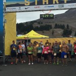 Ties 2015 m. „Hood to Coast“ maratono starto linija prie Hudo kalno Oregone ir lietuvė Millana Momgaudytė-Koroteev (kairėje pusėje – su žaliais „Lietuvos“ marškinėliais).
