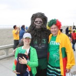 ŠALFASS Centro valdybos pirmininką Lauryną R. Misevičių, su šeima atvykusį į Sisaido kurortą apdovanoti „Lituanicos“ bėgikų, pasitiko „Dick‘s“ sporto reikmenų parduotuvių tinklo, pagrindinio šių metų „Hood to Coast“ maratoninio bėgimo rėmėjo, atstovas Didžiapėdis (angl. vardas Big Foot – Oregono ir Vašingtono kalnuose nuo neatmenamų laikų gyvenanti būtybė).