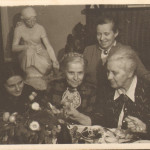 S. Kymantaitė-Čiurlionienė (dešinėje) savo namuose su pussesere mokytoja Ona Tamulaitiene, dukra Danute Zuboviene ir anūke Dalia Zubovaite. Kaunas, 1956 m.