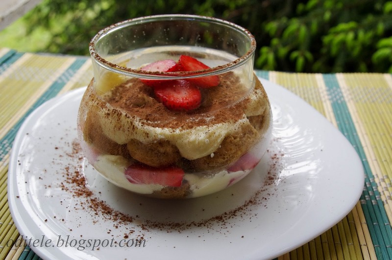 Tiramisu su baltuoju šokoladu ir braškėmis