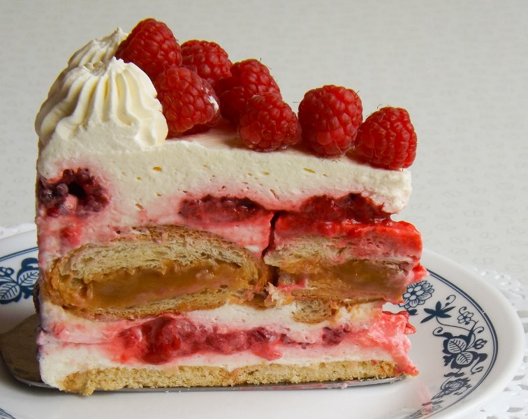 Kruasanų tortas su karamele ir avietėmis (nekeptas)