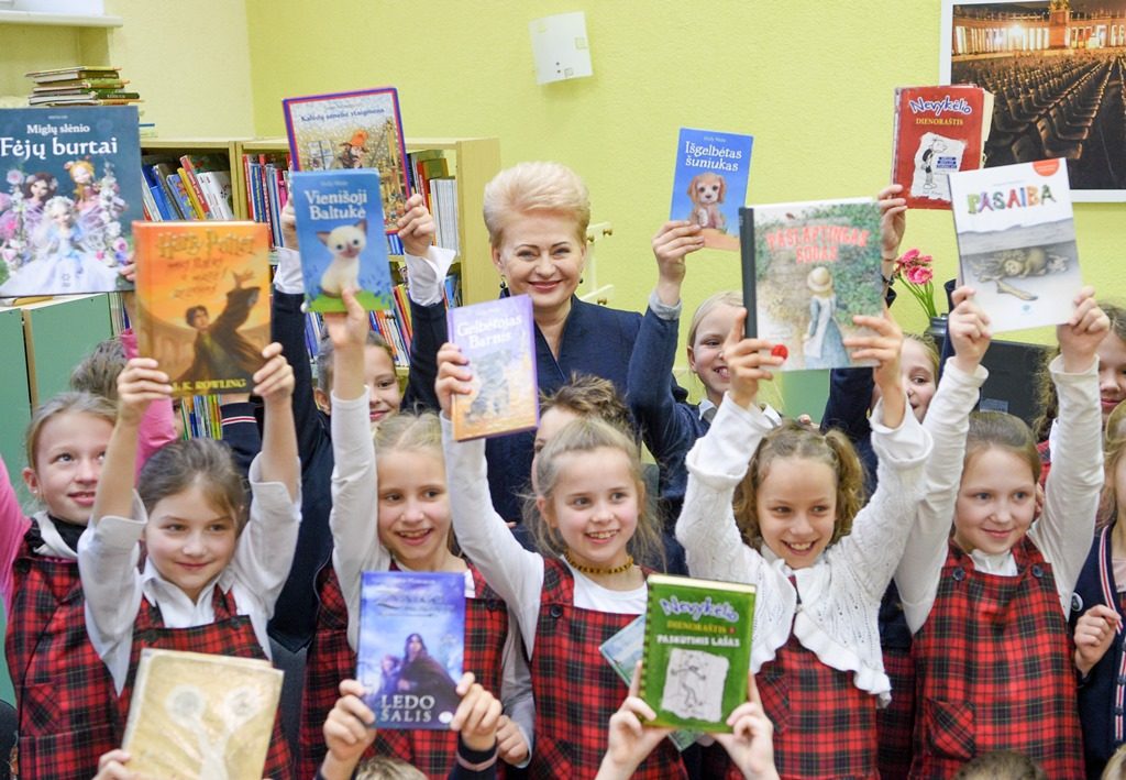 Prasideda „Knygų Kalėdų“ akcija: Prezidentės dovanos – savo rajono bibliotekai