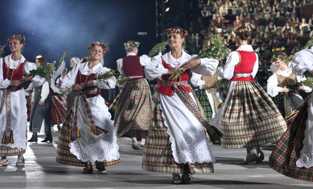 Tūkstančiai atlikėjų pakvies į įspūdingą muzikos, dainos ir šokio spektaklį Kalnų parke