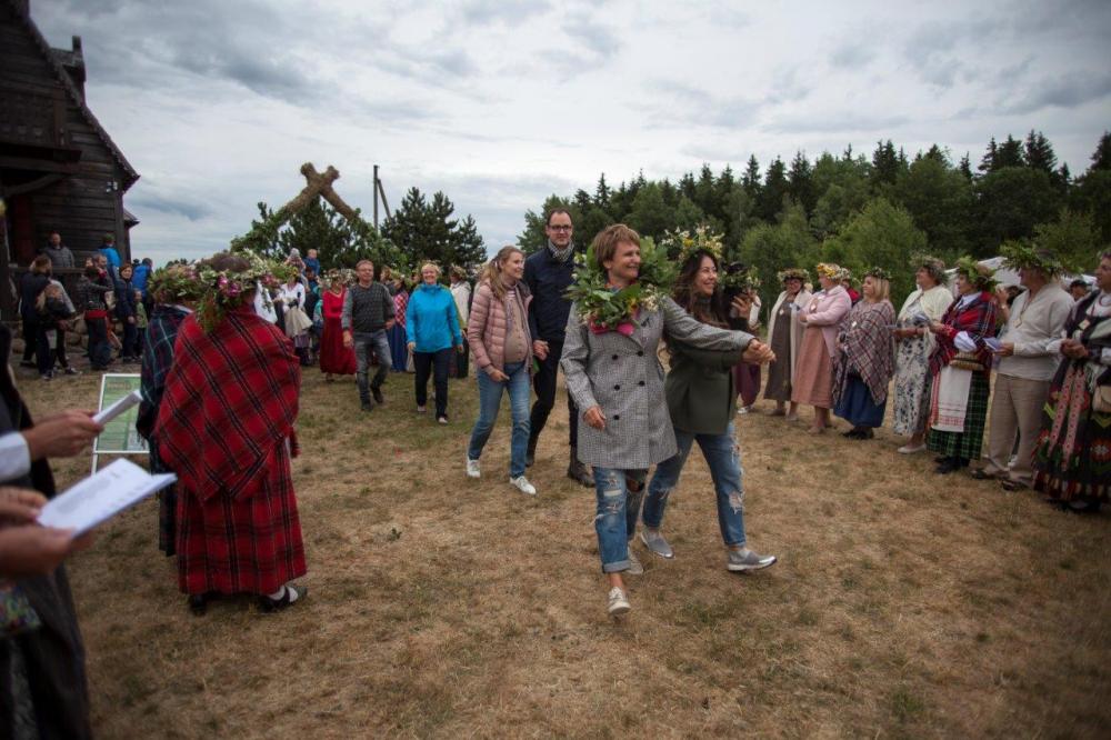 Šimtmečio Joninėse Trakų rajone nupinta 100 vainikų Lietuvai