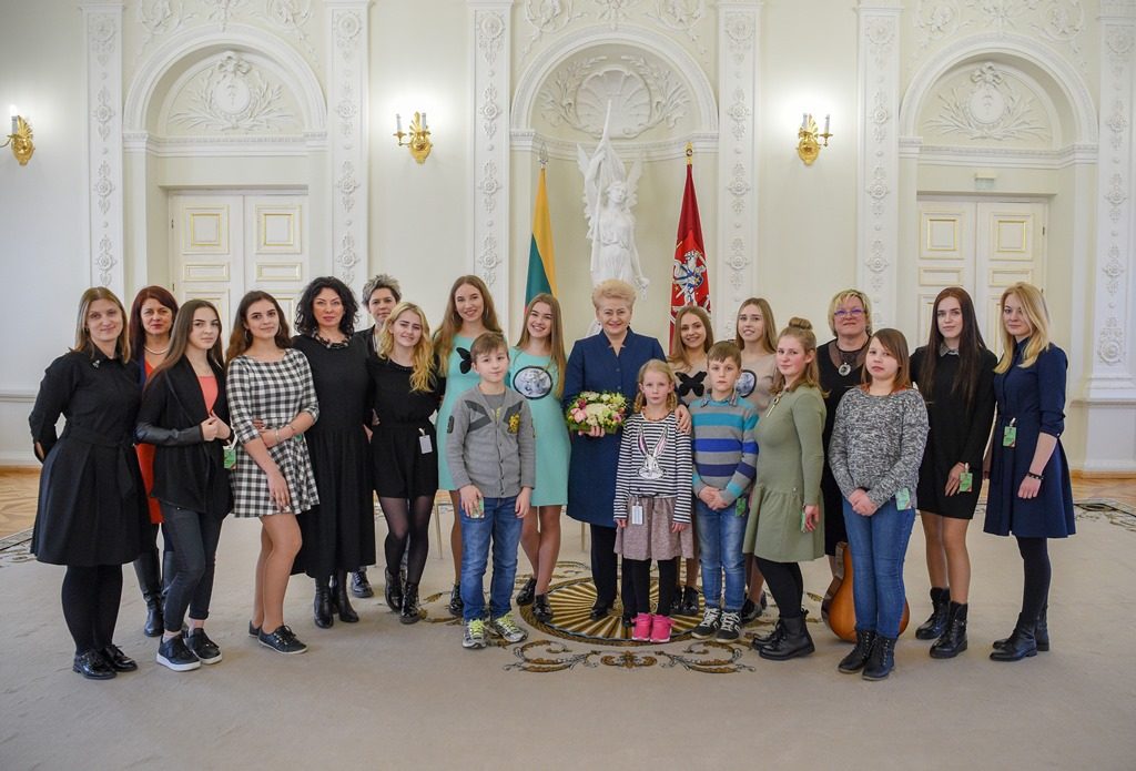 Prezidentei – apdovanojimas iš vaikų rankų