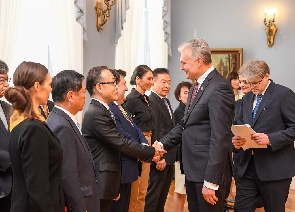 Prezidentas ir pirmoji ponia priėmė Japonijos delegaciją ir susitiko su Čiunės Sugiharos sūnumi