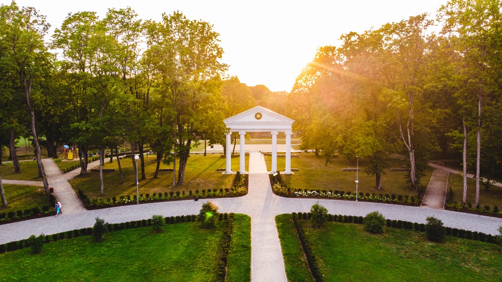 Naujuoju vaizdo klipu, kuriame atskleidžiamas gamtos, istorinių pilių ir dvarų grožis, Lietuvos pilių ir dvarų asociacija skatina keliauti po Lietuvą ir pažinti jos kultūrinį paveldą.