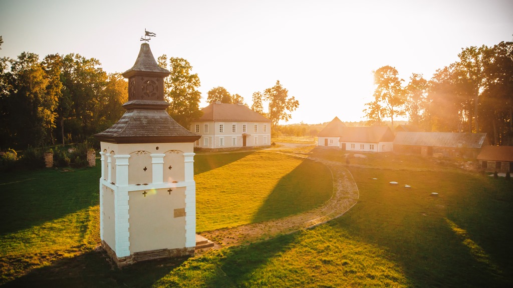 Naujuoju vaizdo klipu, kuriame atskleidžiamas gamtos, istorinių pilių ir dvarų grožis, Lietuvos pilių ir dvarų asociacija skatina keliauti po Lietuvą ir pažinti jos kultūrinį paveldą.