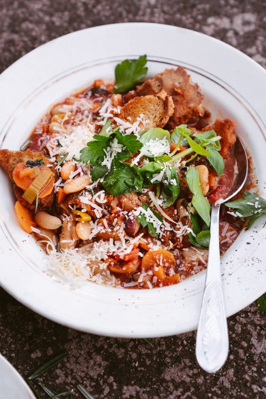 Itališka duonos ir pupelių sriuba