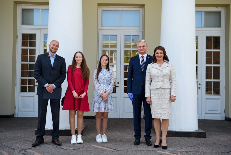 Prezidentas įteikė padėkas tėvams už pavyzdingą tėvystę