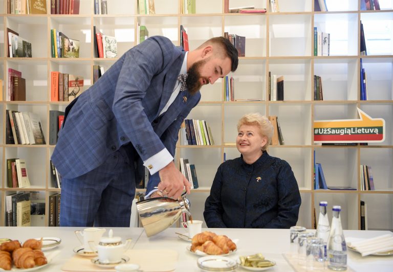 Jonas Valančiūnas ir prezidentė Dalia Grybauskaitė