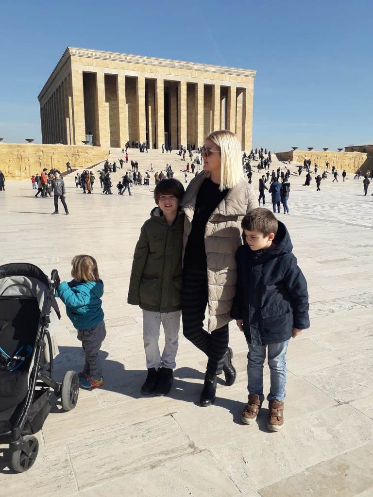 Prie Atatiurko mauzoliejaus su vaikais