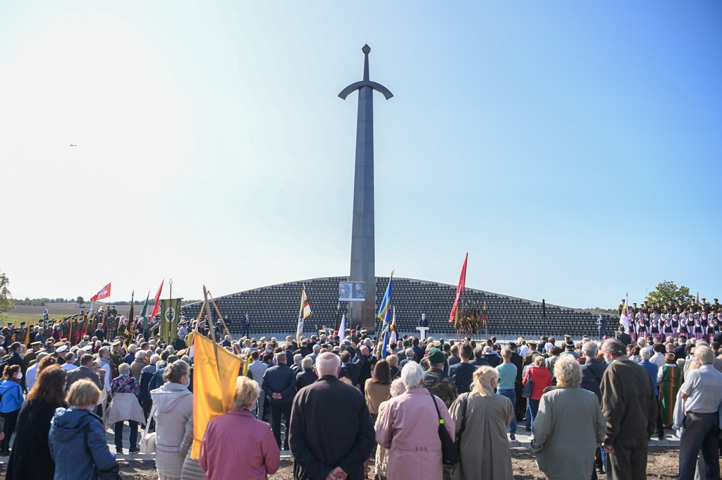 Kryžkalnyje atidarytas Lietuvos partizanų memorialas