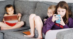 Tyrimą atlikę VU mokslininkai: „Riboti ekranų naudojimo laiką vaikams būtina“