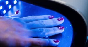 Dermatovenerologė: „UV lempos gali pažeisti ląsteles, bet gali ir pagydyti odos ligas“