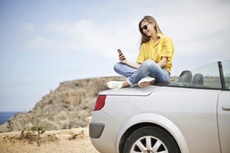 Nuomojatės automobilį užsienyje? Svarbiausios taisyklės, kad kelionė neapkarstų