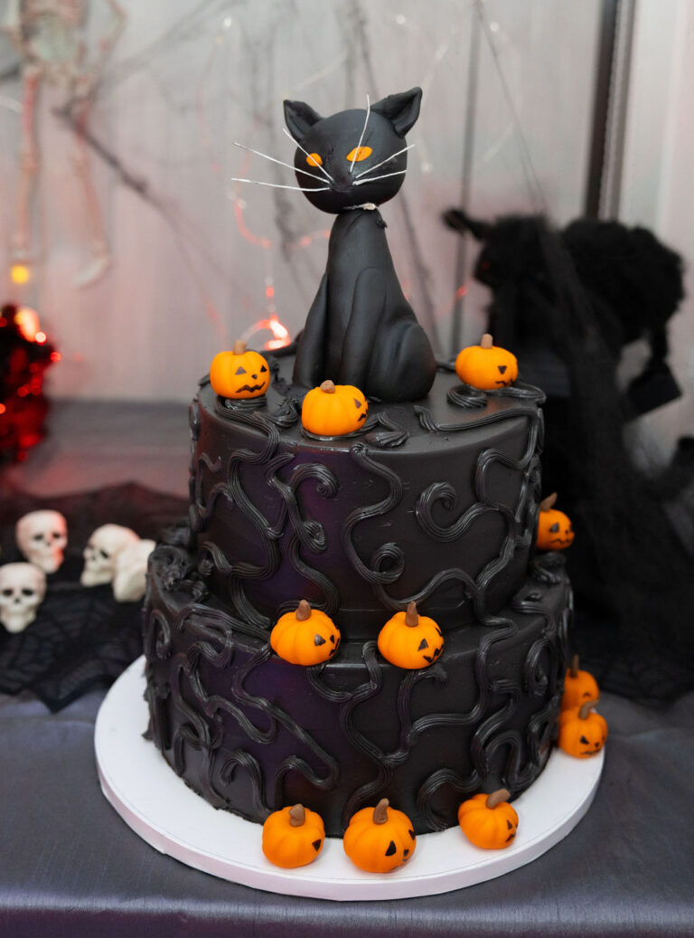 Eglės Straleckaitės-Domarkienės šokių studijoje surengtame „šiurpnaktyje“ – kačių puota ir įsimintinos vaišės