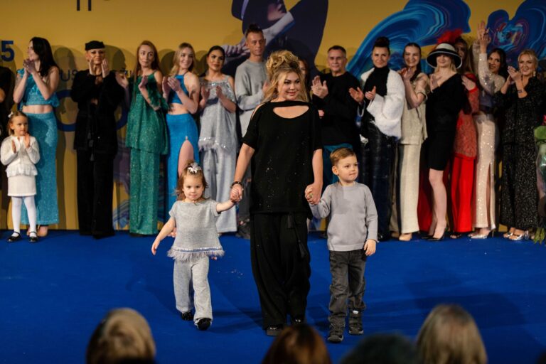 „Rigonda Style“ pristato naująją kolekciją „Glamūras“, kurią įkvėpė trijų seserų talentai ir pasitikėjimas viena kita