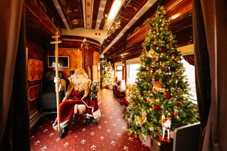 Vilniaus geležinkelio stotyje pristatyti kalėdiniai traukiniai