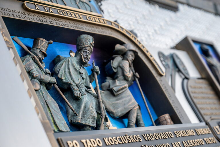 Nauja meno instaliacija Vienybės aikštė – miesto istorija įrašyta bronzoje