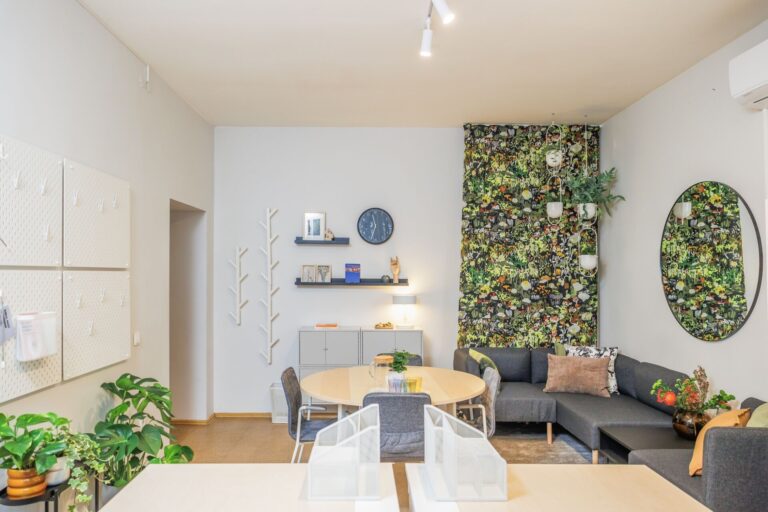 Visas butas vos viename kambaryje: kaip transformuota gyvenamoji erdvė pagalbą teikiančiame centre