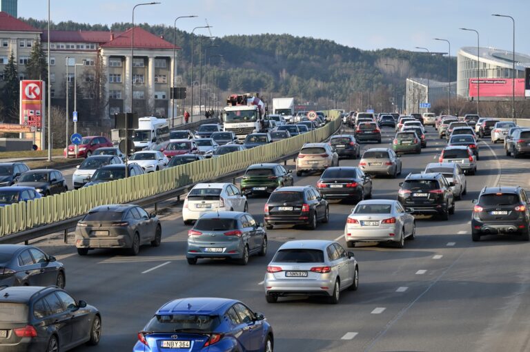 Automobilį pirkti ar nuomotis? Ekspertai paaiškino, kada kuris sprendimas apsimoka