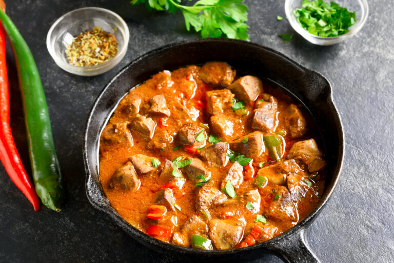Atvėsus vasarai ant stalo grįžta troškiniai: šie pigūs kiaulienos receptai ir sušildys, ir nustebins skoniais