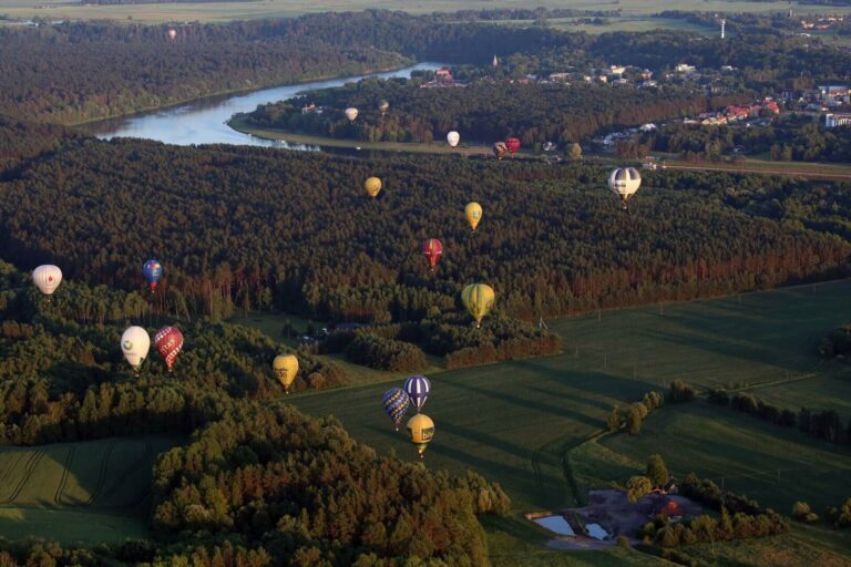 Birštonas kviečia atitrūkti nuo žemės: dangų nuspalvins karšto oro balionai, Vasaros estradoje – galiūnų turnyras
