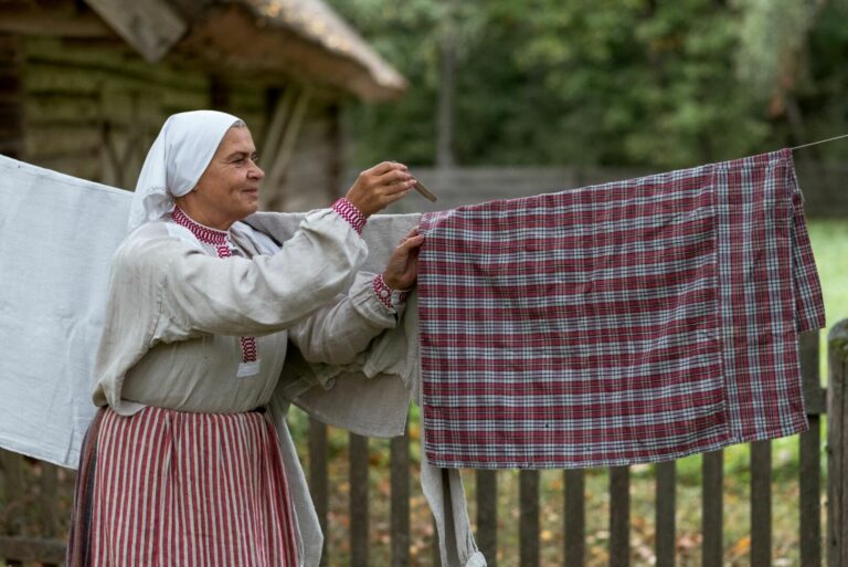 AR ŽINOTE, KAIP SENIAU BUVO SKALBIAMA BE SKALBYKLĖS, LYGINAMA BE ELEKTROS IR KEPAMA BE ORKAITĖS?
